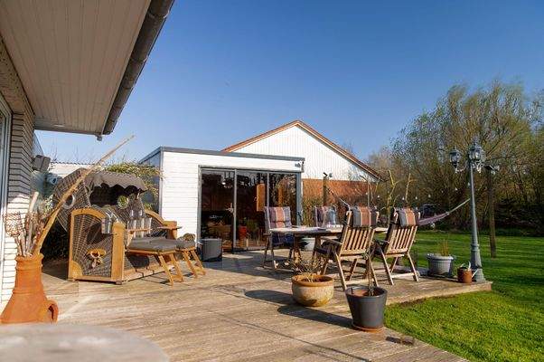 Terrasse mit Gartenhaus