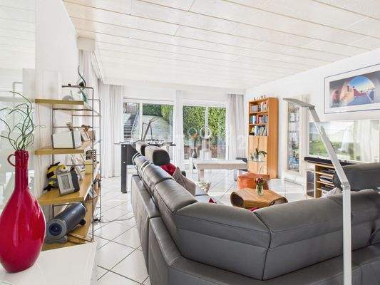 Wohnzimmer mit Gartenzugang