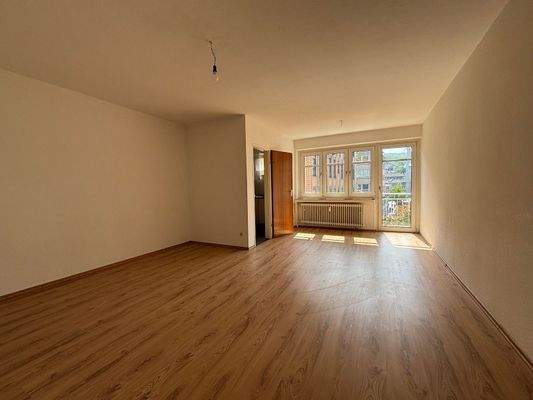 helles Ess- und Wohnzimmer mit fanzösischem Balkon