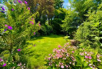 Blühender Sommergarten