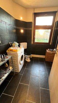 Bad mit Dusche, WC und Waschbecken