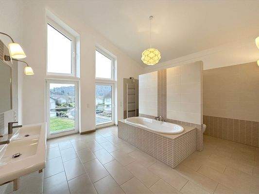 Tageslicht-Wannenbad
