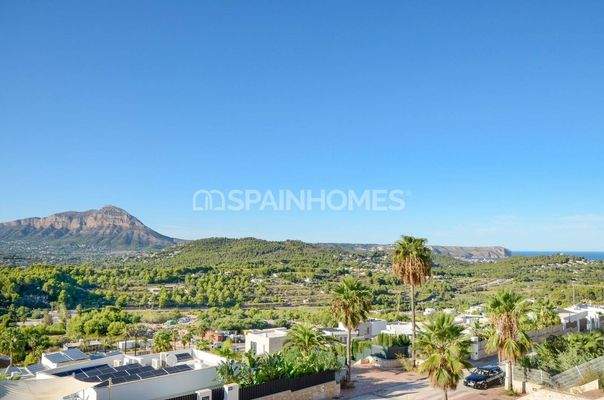 4-Bed Villa with Pool and Modern Amenities in Jávea