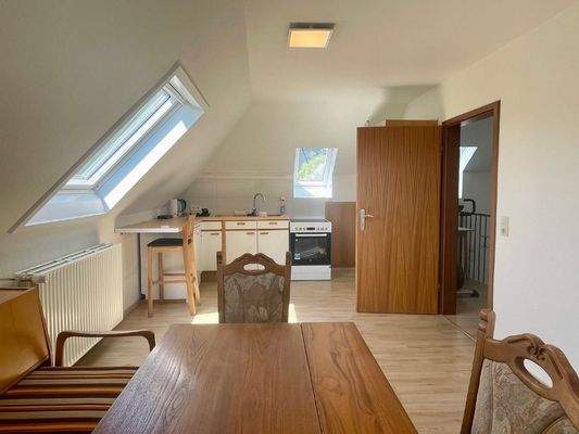 Zimmer im Dachgeschoss mit offener Küche