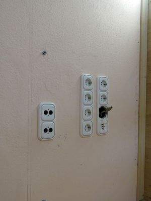 zahlreiche Elektroanschlüsse