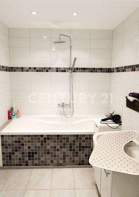 Badezimmer Vermietete EG Wohnung