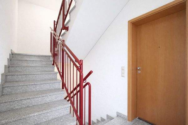 Helles gepflegtes Treppenhaus 