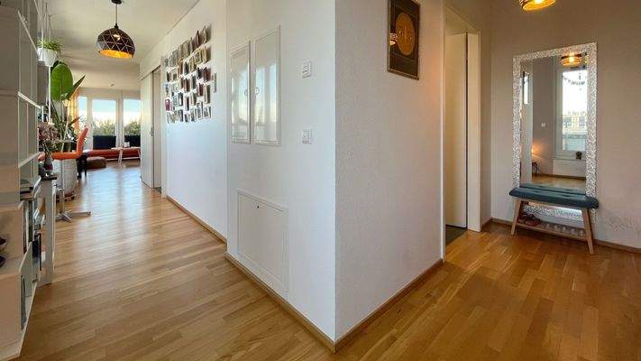 Großzügiger Eingangsbereich, der vielfältige Optionen für persönliche Akzente bietet