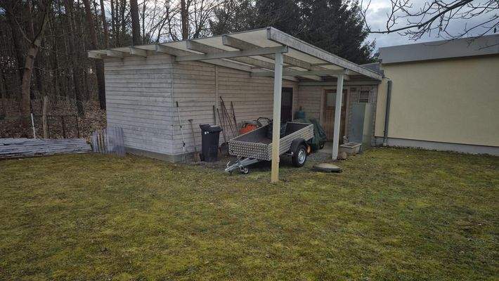 Carport mit Schuppen