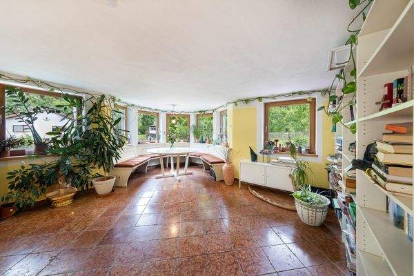 Wohnzimmer mit Erker