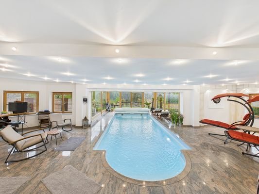 Wellnessbereich mit Poollandschaft