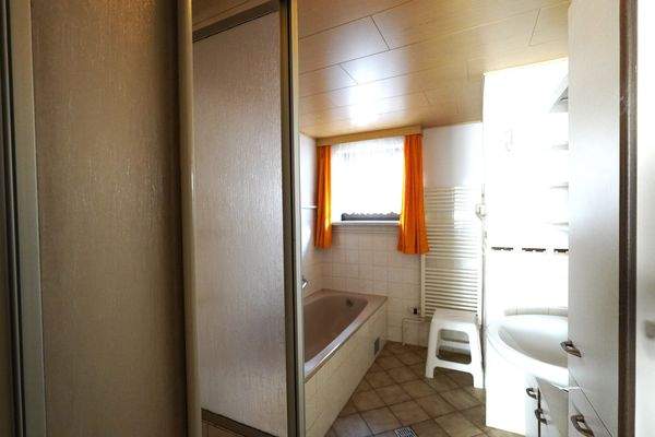 Helles Badezimmer mit Wanne