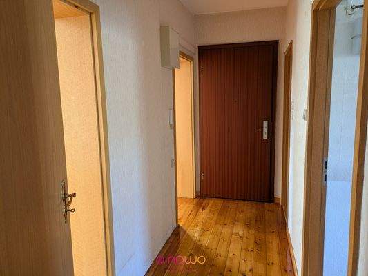 Flur mit Wohnungstür