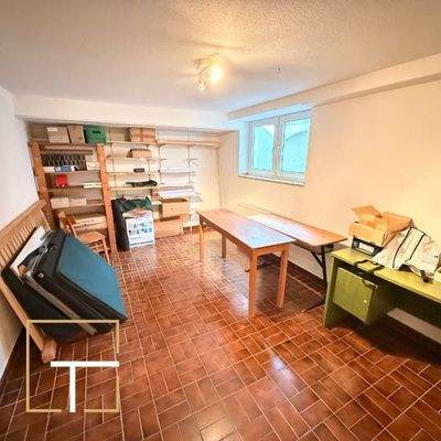 Kellerraum mit Regalen