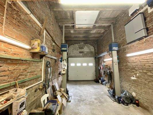 ehemaliger Scheunenteil mit Hebebühne