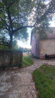 Hof mit Einfahrt und Haus Ansicht