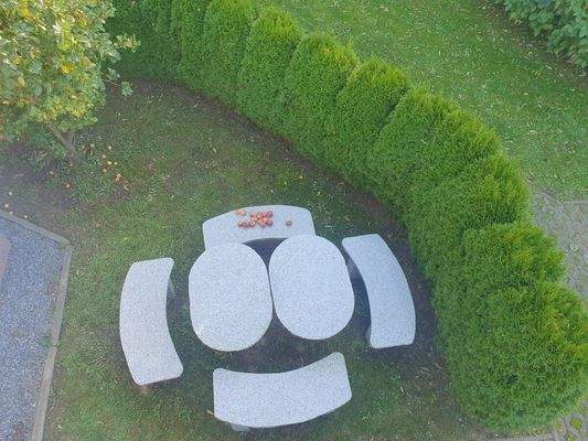 20_Blick vom Balkon auf den Sitzplatz im Freien