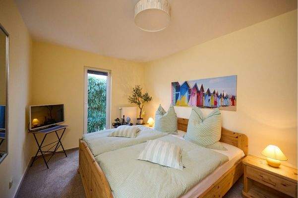 Blick in das ruhig gelegene Schlafzimmer mit angenehmer Wohnatmosphäre