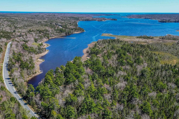 Blick über das Grundstück zum Meer