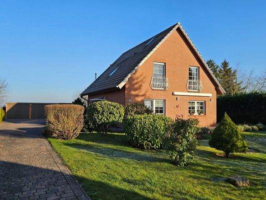 Zufahrt, Haus und Garagen.jpg