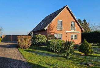 Zufahrt, Haus und Garagen.jpg