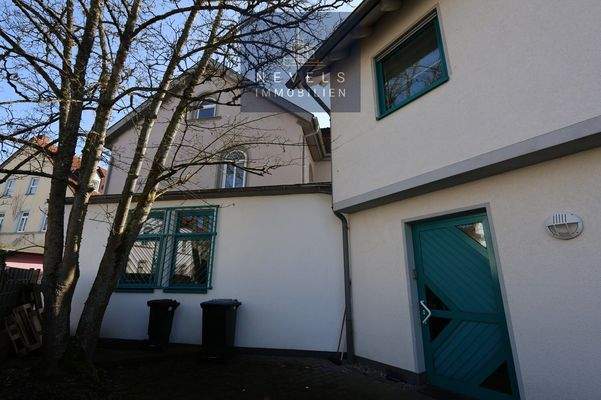 Vorderseite mit Zugang Büroräume