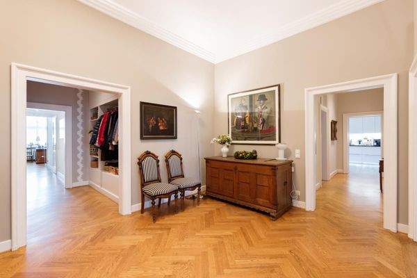 Zur Küche und zum Schlafbereich