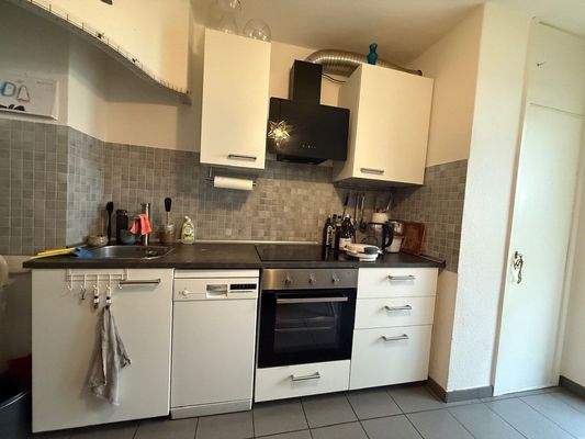 Einbauküche und kleine Speisekammer