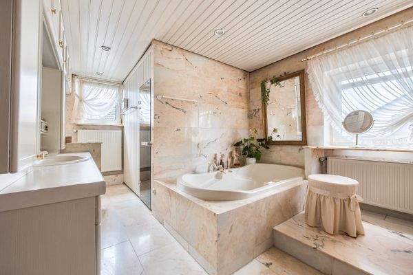 Helles Badezimmer mit Sauna und Solarium