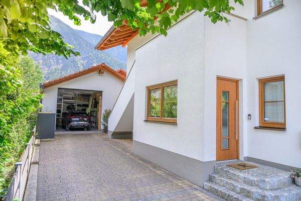 Große Garage mit Hochregal