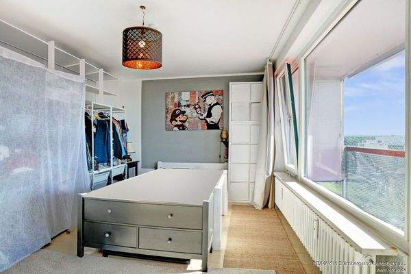 Schlafen und Arbeiten mit Blick ins Grüne - 2. Zimmer der Wohnung mit Ausrichtung nach Westen und Blick über Alpen und München