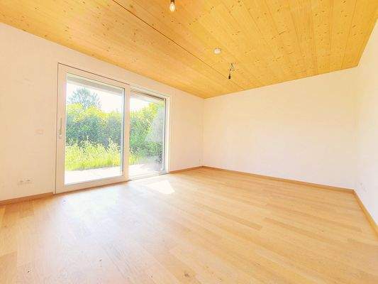 Wohnzimmer / Ausgang zum Eigengarten