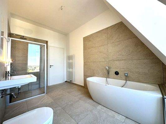 Bad mit Wanne und Dusche