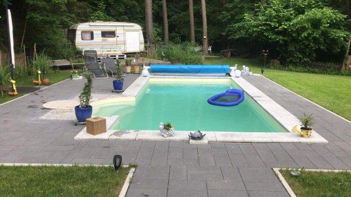 Pool mit Garten.jpg