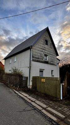 Straßenansicht mit Eingangsbereich