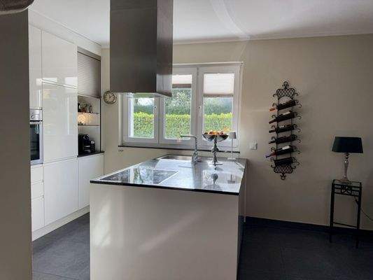 Zweite Perspektive der modernen Einbauküche mit Ko