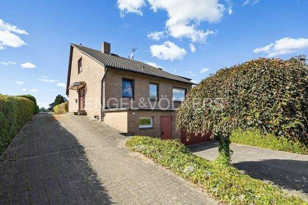 Rückseite des Hauses mit Auffahrt und Doppelgarage