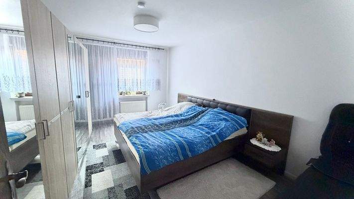 Helles Schlafzimmer mit Bett