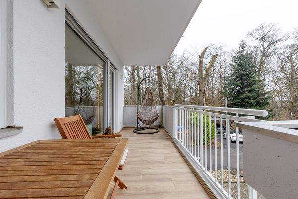 Balkon mit Blick in den Wald