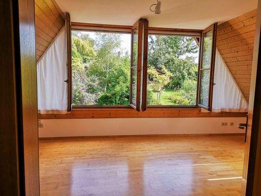 Zimmer mit Blick in den Garten