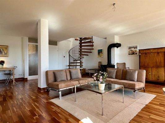 Großzügiger Wohn-/Essbereich mit Wendeltreppe