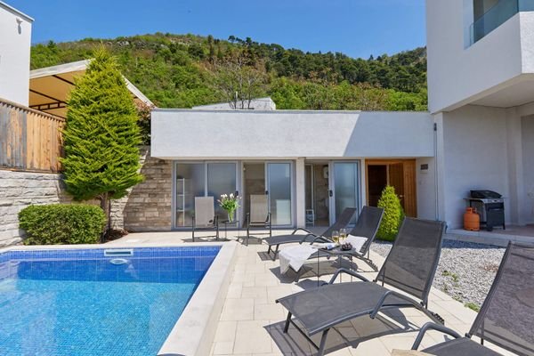 2 Kotor, Kavac – three-bedroom villa with a swimmi