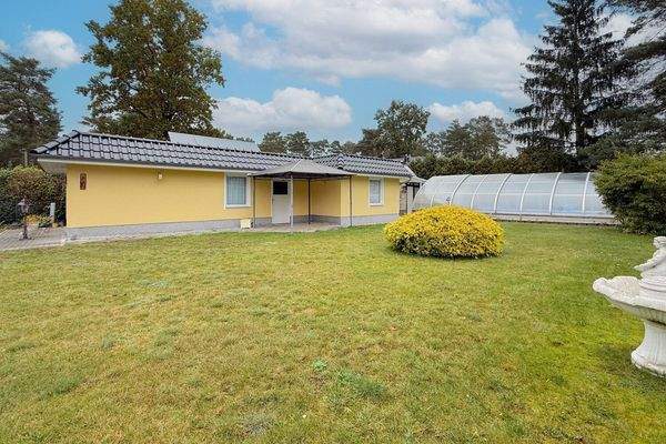 gepflegte Rasenfläche im Garten