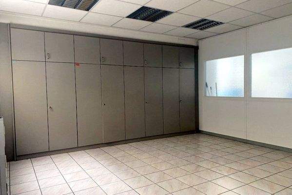 teilweise Büromöbel