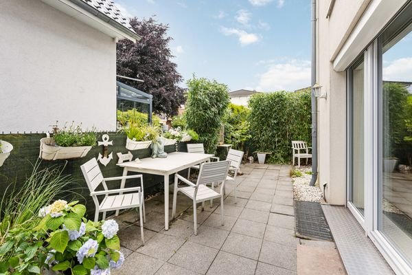 Großzügige Terrasse um die Wohnung herum