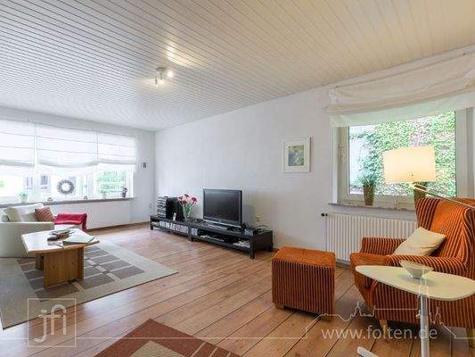 großzügiges Wohnzimmer