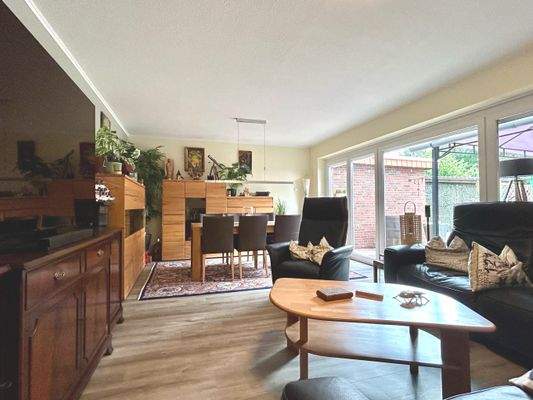 Die Fenster reichen vom Boden bis unter die Decke, das bringt Licht und sieht toll aus