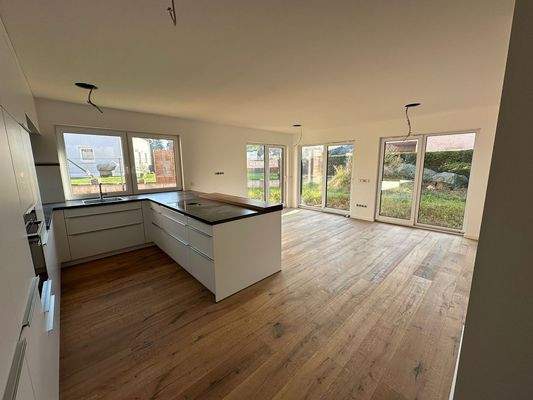 Wohnzimmer mit offener Küche und Terrasse