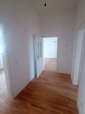 Diele mit Zugang zu Wohnraum und 2 Schlafzimmern