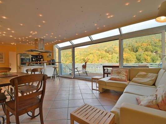 Großzügiger Wohn- und Esszimmerbereich mit offener Küche im Erdgeschoss